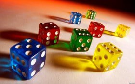 Pemain memegang ponsel sambil bermain Infinite Blackjack di ziatoto dengan statistik permainan terbuka